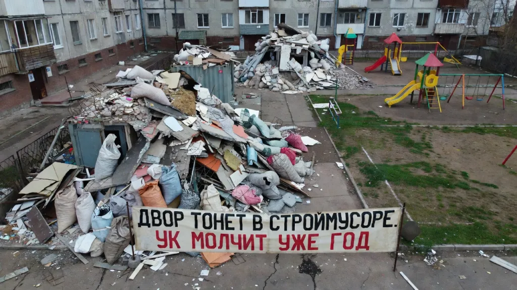 Двор тонет в строймусоре. УК молчит уже год